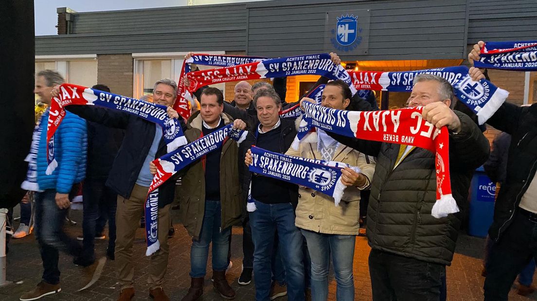 Fans van Spakenburg hebben speciale sjaaltjes voor de wedstrijd tegen Ajax.