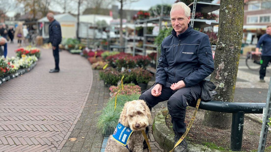 Baarnaar John Bruins en zijn PTSS-hulphond Droppie.