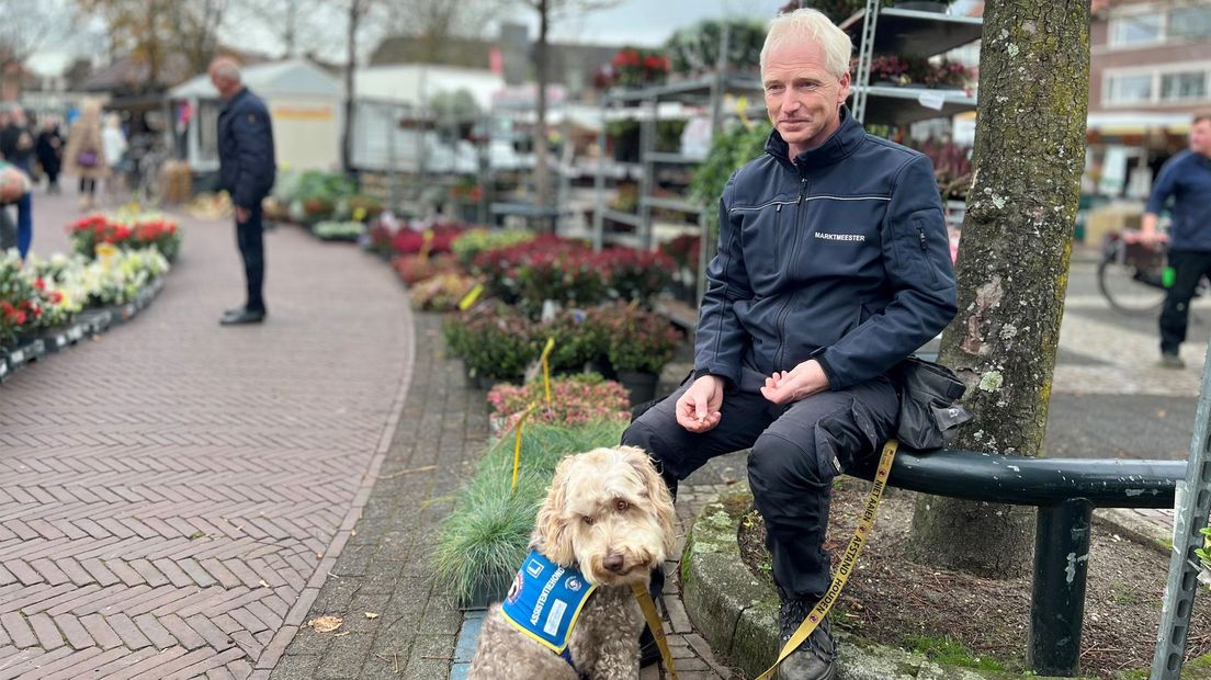 John Bruins en zijn hulphond Droppie.