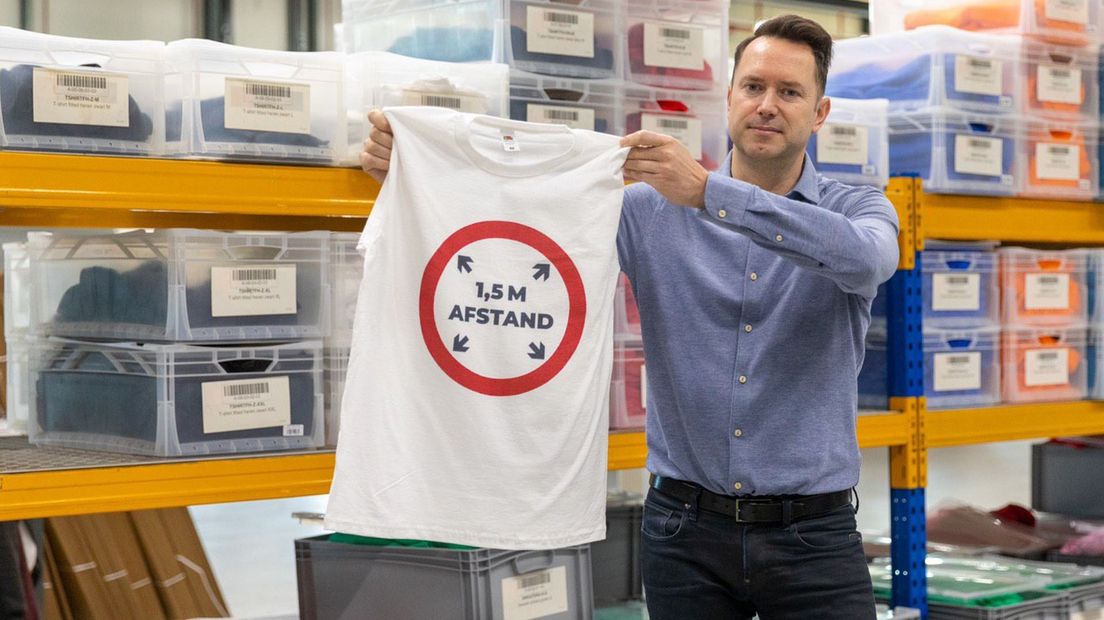 Directeur Wouter Haan van Simian met een 1,5 meter afstand-shirt