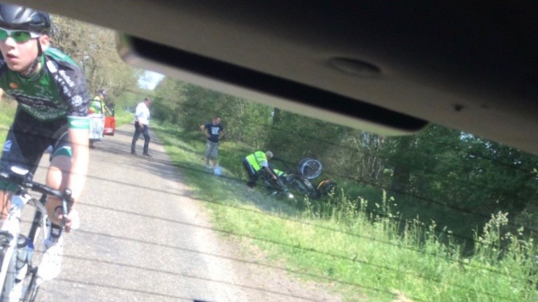 de neutale wagen (rechts in beeld) belandt in de sloot tijden de Noord Drentse Dorpenomloop (Rechten: twitter WV Meteoor Assen Roden)