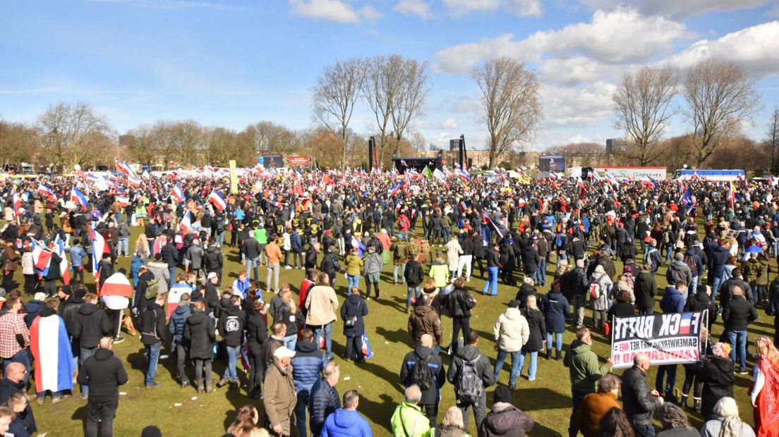 Duizenden demonstranten in Zuiderpark