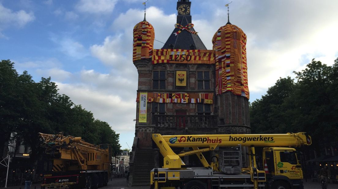 Brink in Deventer kleurt rood-geel