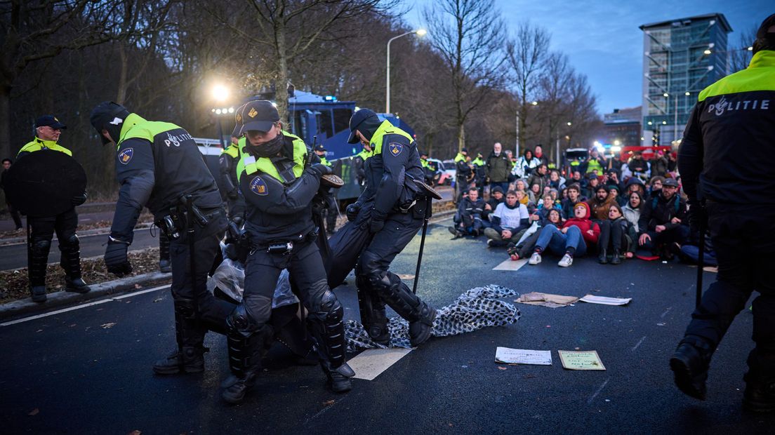 Actievoerders worden een voor een afgevoerd