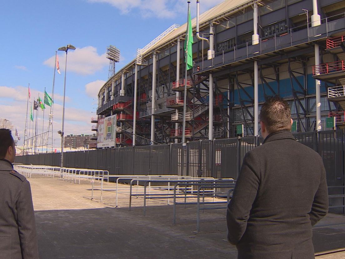 De schrijver en auteur van het boek dit is de Kuip op het voorplein bij het Feyenoord-stadion.