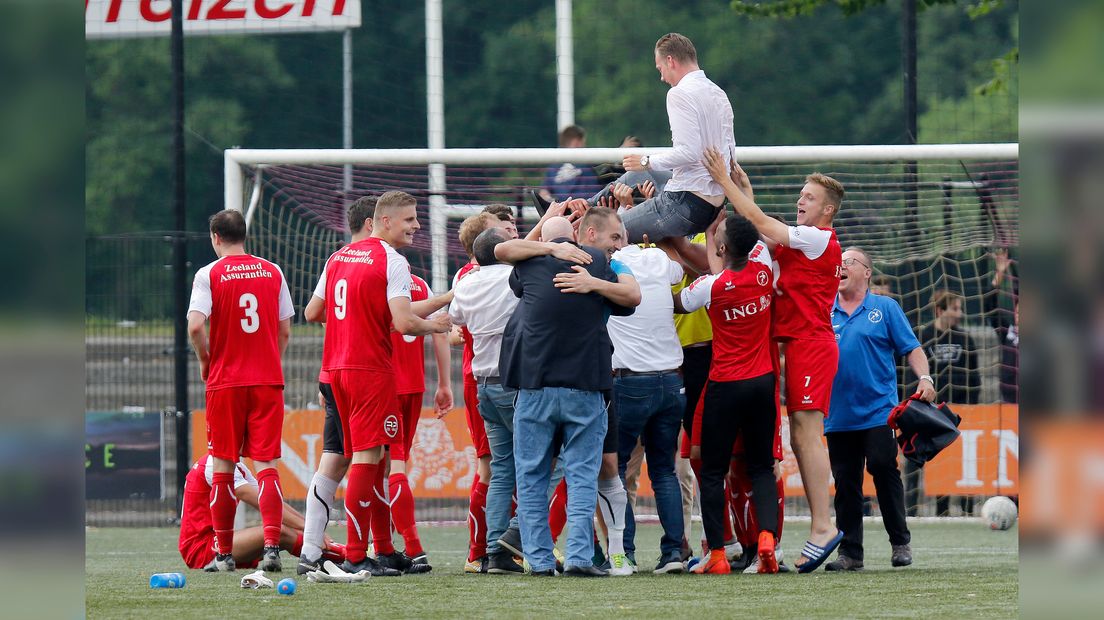 Rogier Veenstra wordt door de spelers van GOES op de schouders genomen