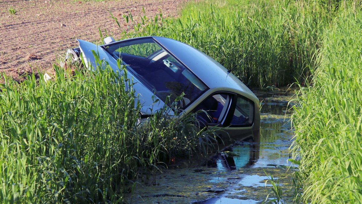 Belgische automobilist rijdt de sloot in bij Graauw en gaat er te voet vandoor