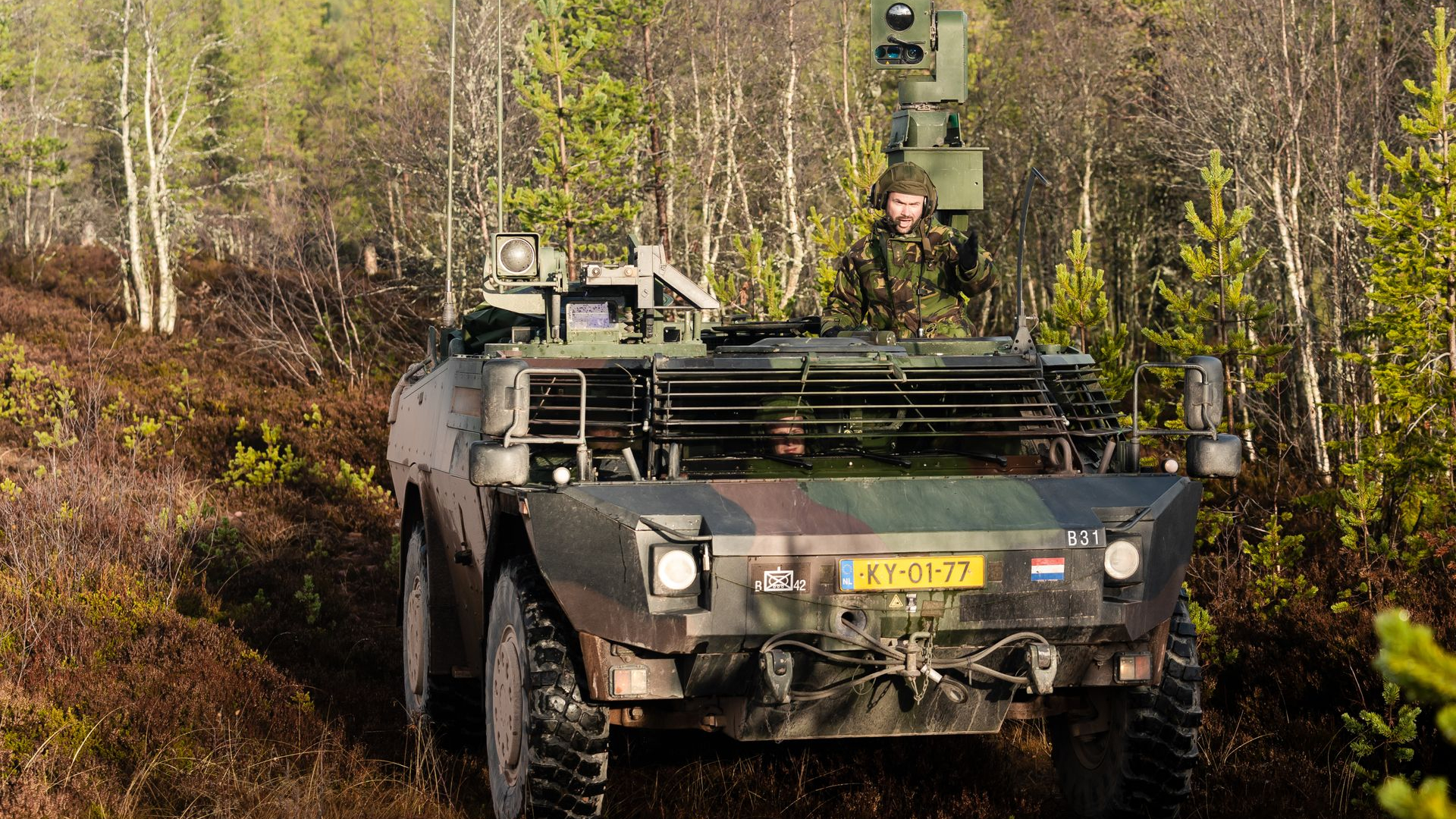 Militairen trainen met pantserwagens in Gelderland