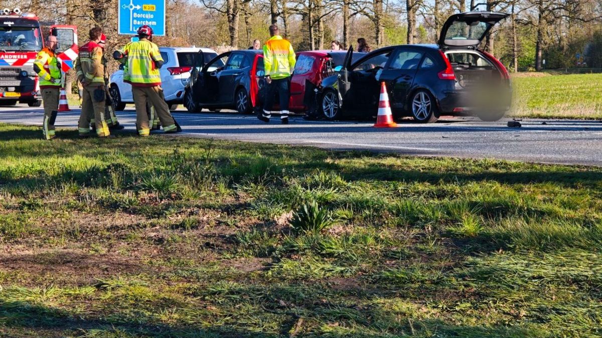 Kettingbotsing voor rotonde: twee gewonden