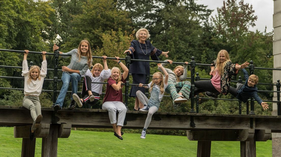 Prinses Beatrix samen met haar kleinkinderen bij kasteel Drakensteyn in het najaar van 2017