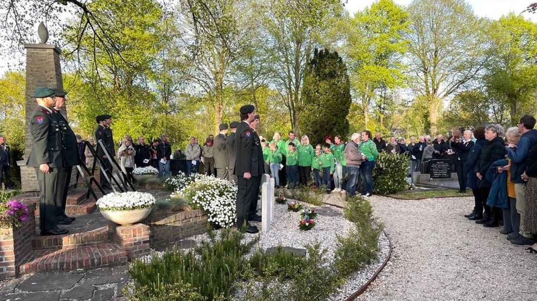 By de Burgumer Krústsjerke wiene in lytse 200 man