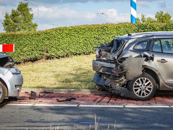 Forse schade na botsing op rotonde bij Noord-Sleen