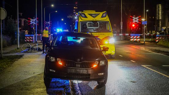 Fietser raakt gewond bij botsing met auto in Emmen. Fietser raakt gewond bij botsing met auto in Emmen.