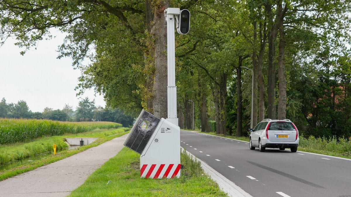 Flitspaal Hollandscheveld alweer vernield, opnieuw vlak na plaatsing