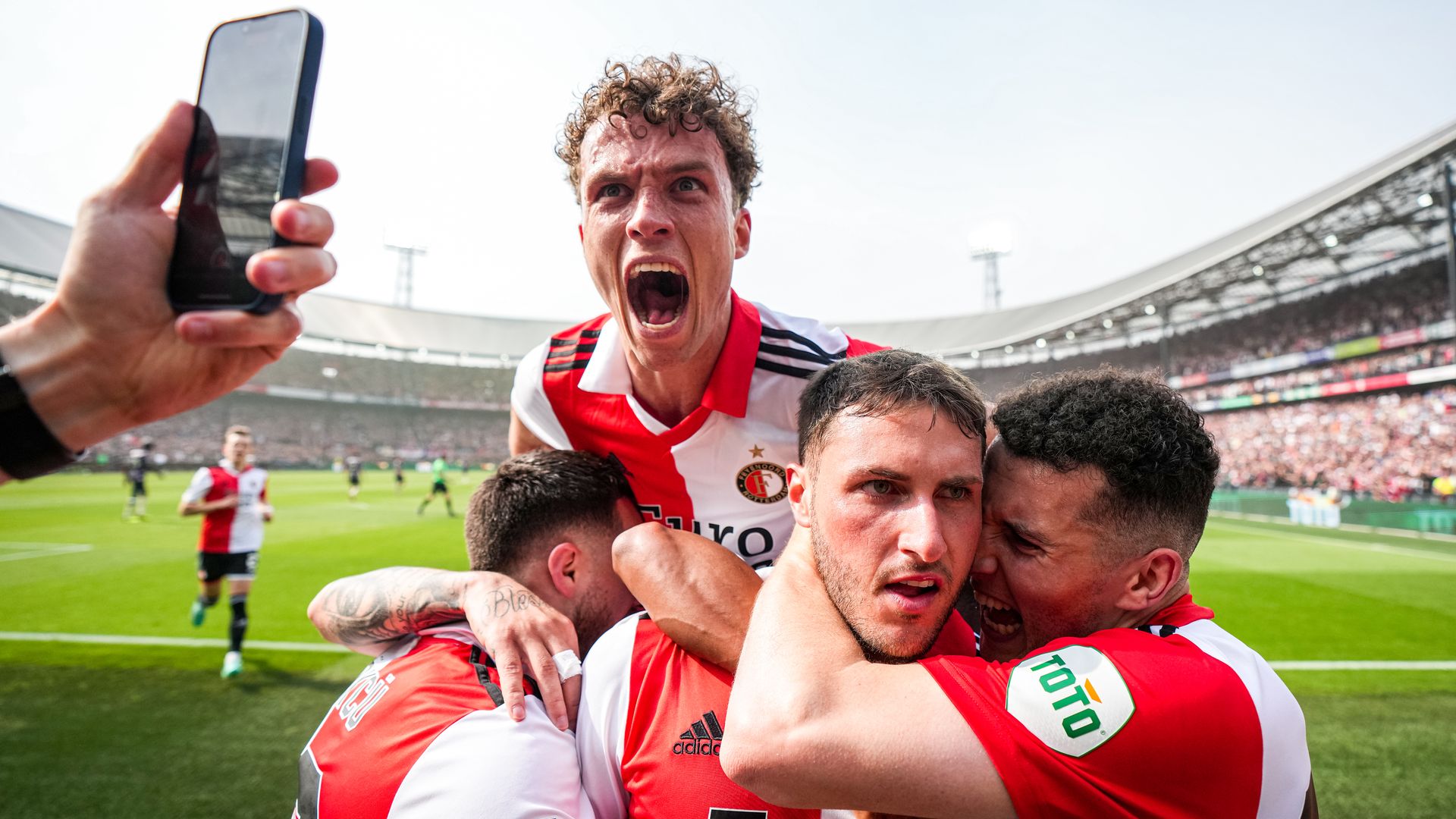 Feest in Rotterdam! Feyenoord pakt de zestiende landstitel in de