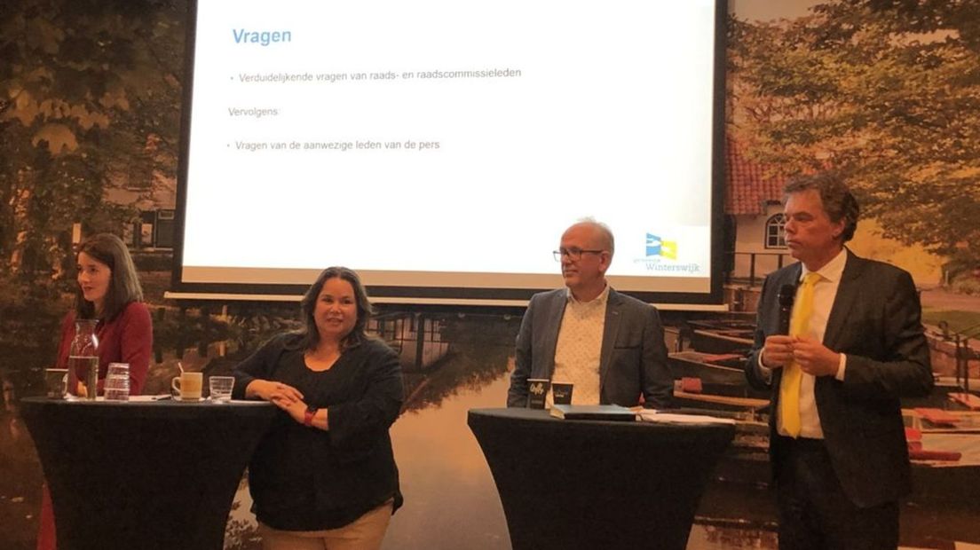 De wethouders Sandra Metaal, Elvira Schepers, Wim Wassink en Gosse Visser presenteren de begroting aan de fracties van de politieke partijen.