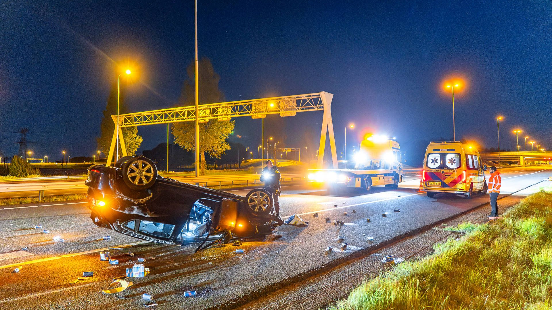 Ravage op snelweg nadat auto over de kop slaat