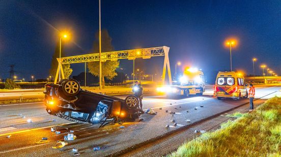 Ravage op snelweg nadat auto over de kop slaat