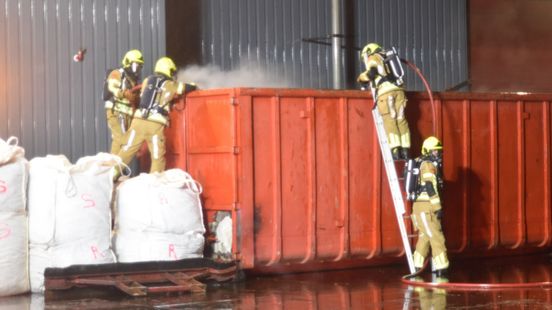 Brandende afvalcontainer op bedrijventerrein