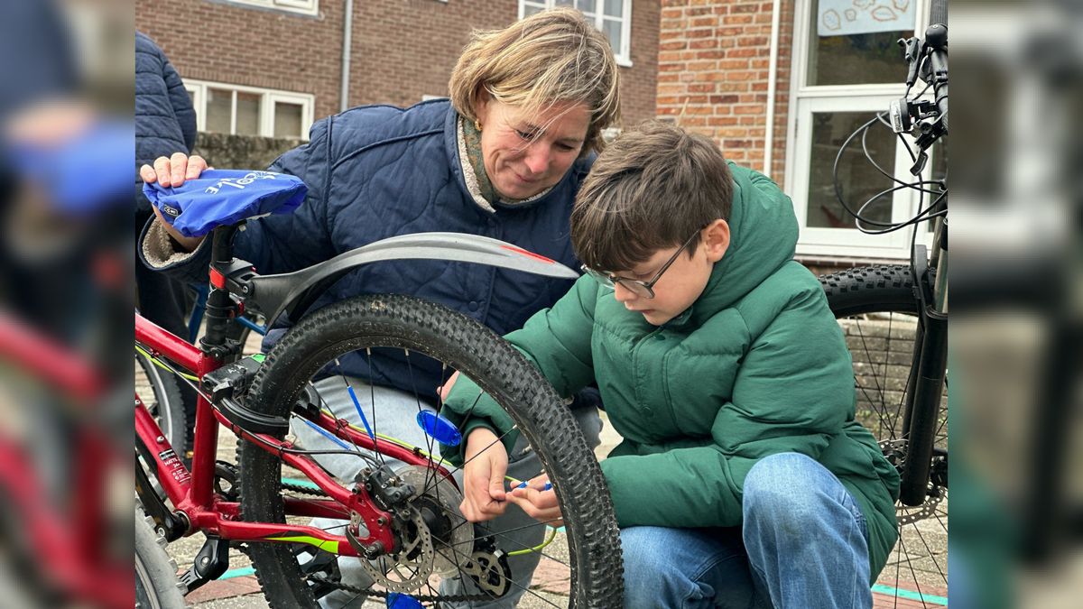 Kinderen testen eerste fietsbus in Veere: 'Ik denk wel dat ik vaker ga fietsen met zo'n groep'