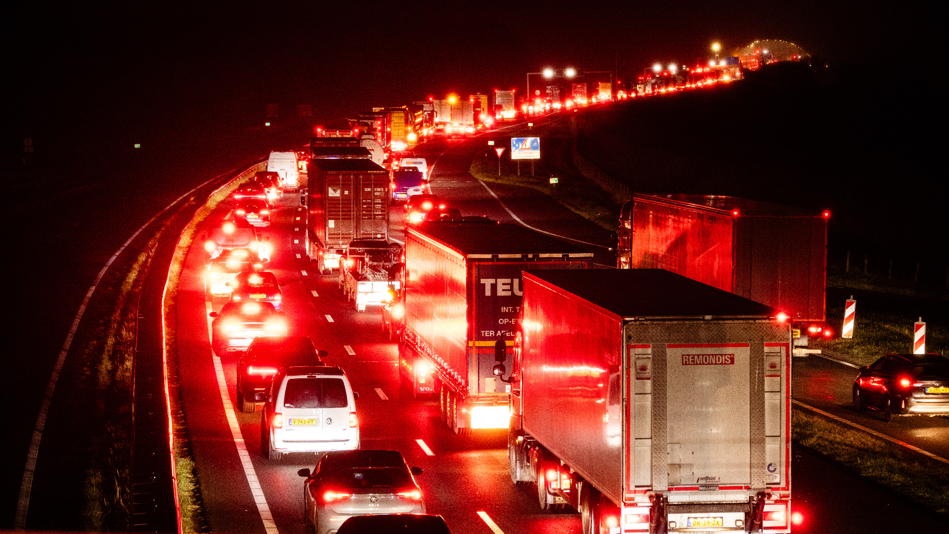 Het aantal files rond Rotterdam is afgelopen jaar afgenomen.