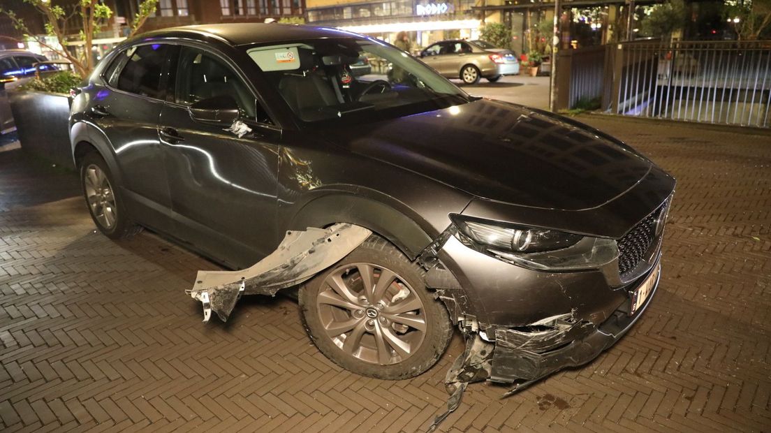 Belgische automobilist knalt op poller bij de Grote Markt