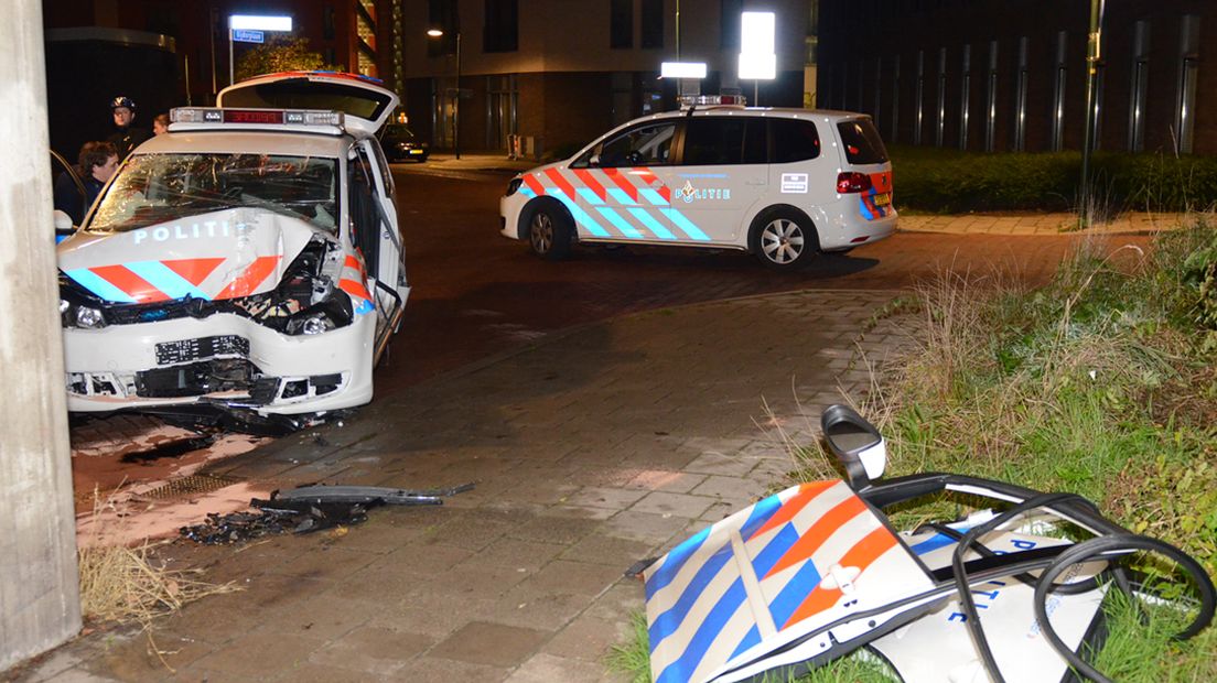 Politieauto in Zoetermeer tegen pilaar gebotst