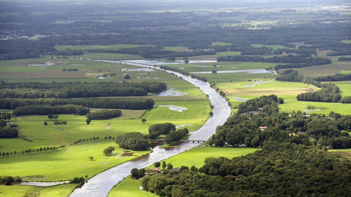 Landerijen bij Staphorst en Nieuwleusen staan onder water, Vecht blijft stijgen