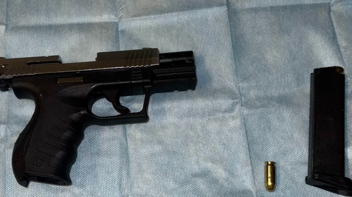 Pistool valt tijdens aanhouding