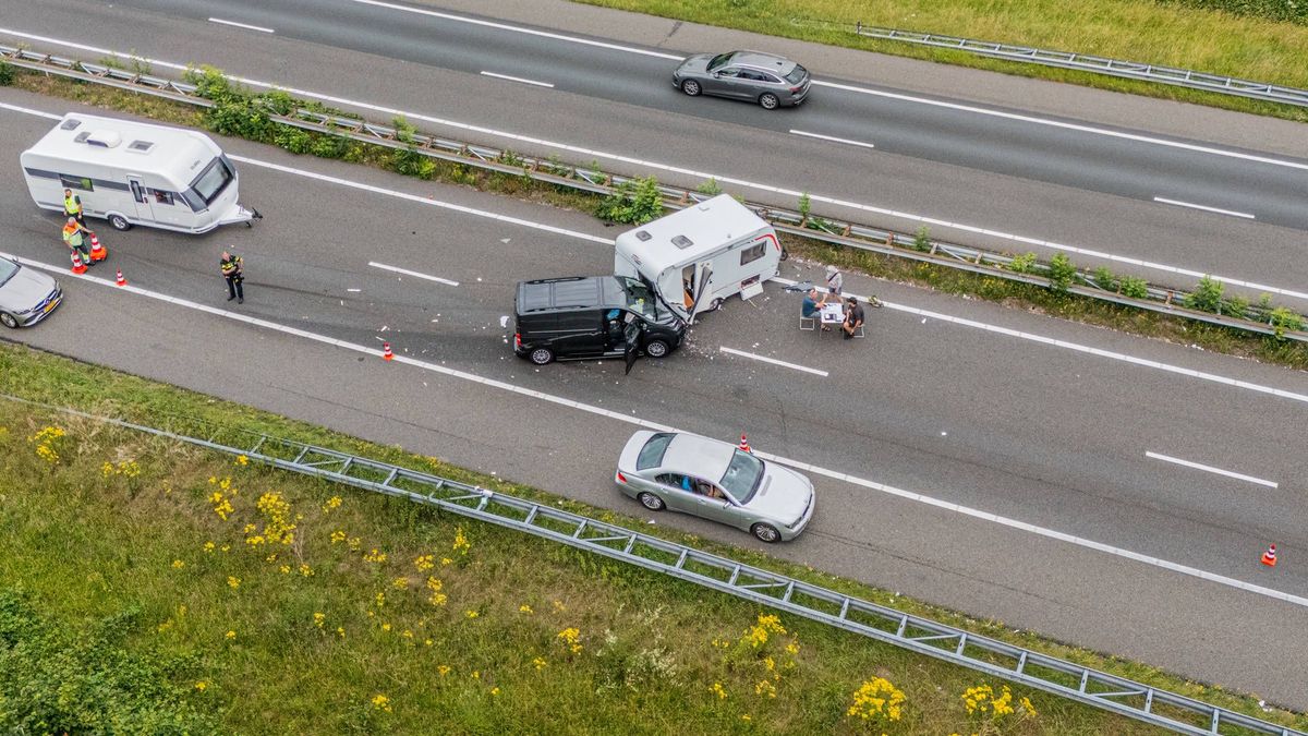 Auto botst op caravan: A12 weer vrij
