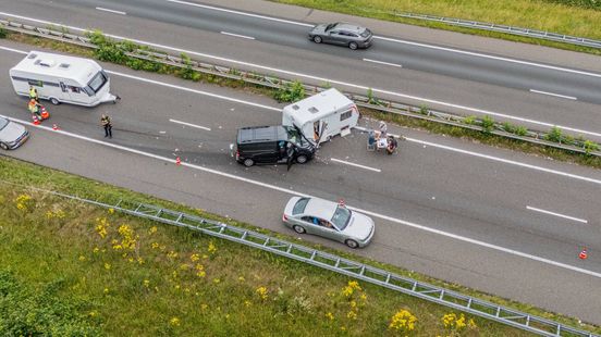 Auto botst op caravan: A12 weer vrij
