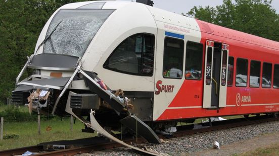 Ravage na botsing op spoor, treinen rijden voorlopig niet. Ravage na botsing op spoor, treinen rijden voorlopig niet.