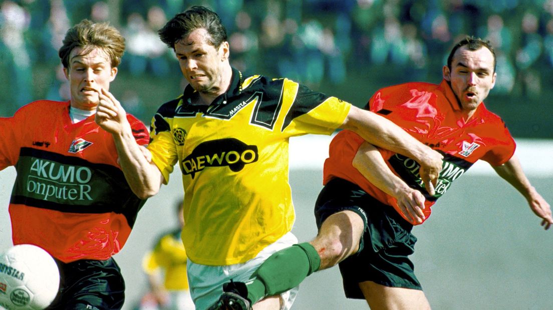 Johan de Kock duelleert namens Roda JC met twee N.E.C.-spelers.