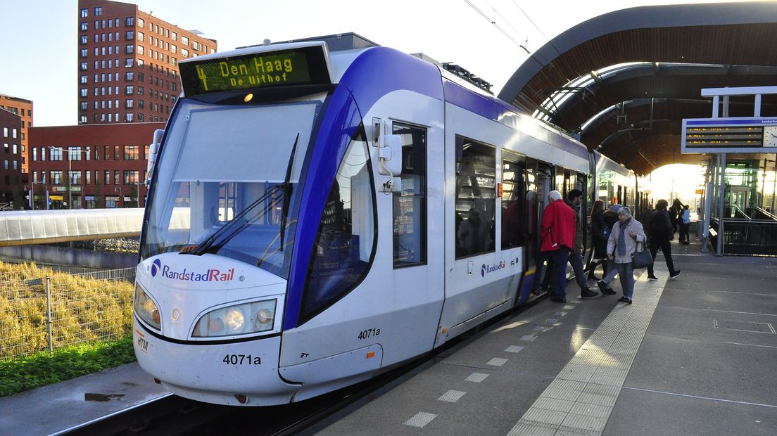 Tram 4 van RandstadRail richting Den Haag op halte Leidschenveen