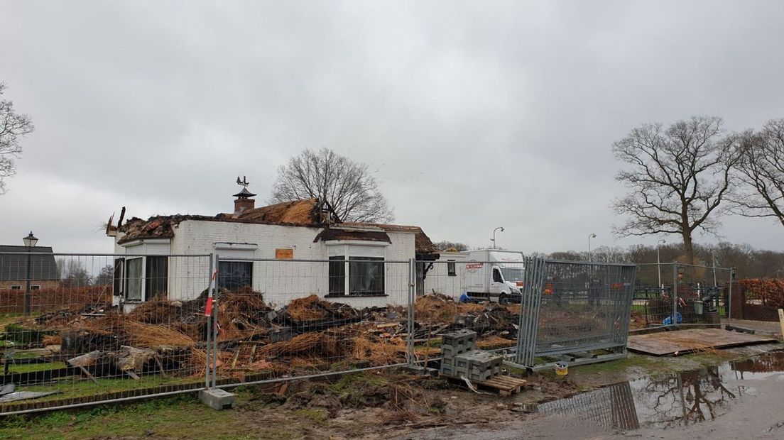 De zwaar beschadigde boerderij in Zuna