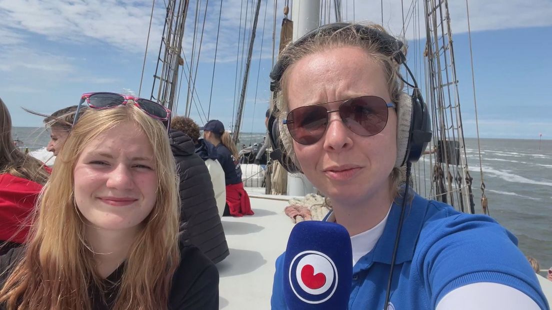 Ferslachjouwer Jantine Weidenaar en trainee Caitlyn op de Wylde Swan