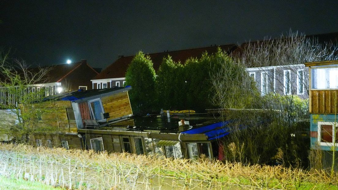 De woonboot staat op punt te zinken