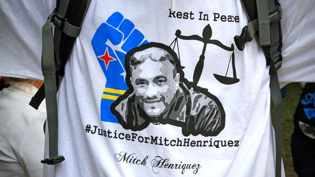 Een T-shirt met daarop een afbeelding van Mitch Henriquez.