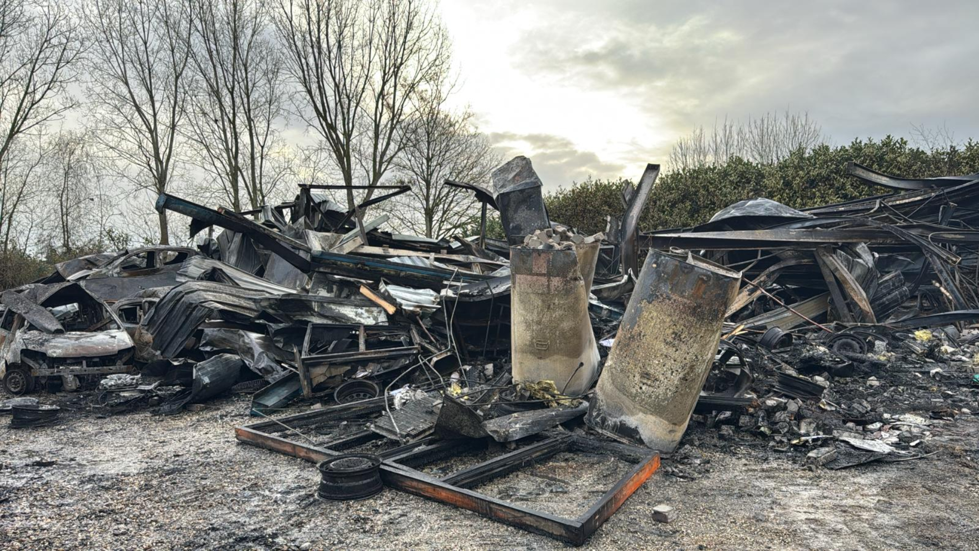 Eigenaren autobedrijven Rhenen in shock na verwoestende brand: 'Ik kreeg bijna een hartaanval'