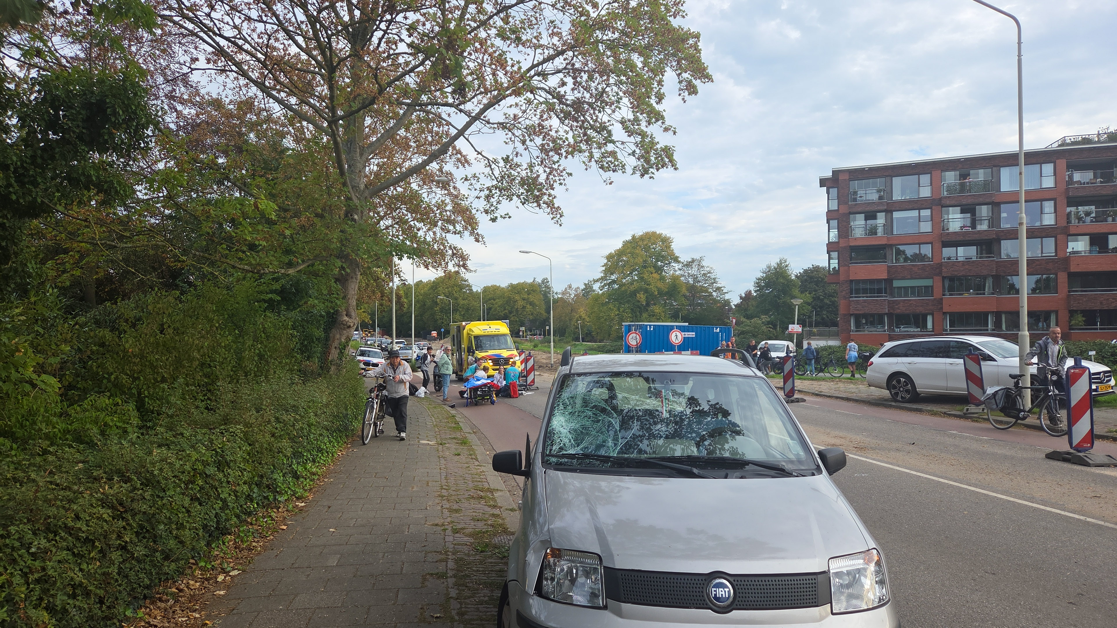 De fatbiker is waarschijnlijk op de voorruit van de auto terechtgekomen.