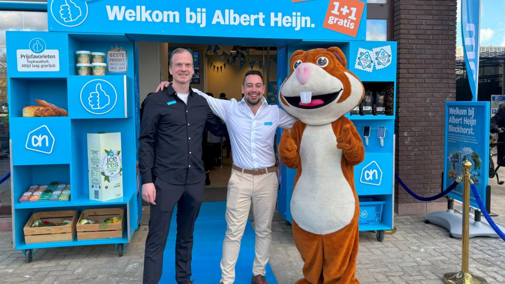 Tijmen Dijk (winkelcoördinator) en Ramon van der Velde (supermarktmanager) bij opening supermarkt Binckhorst
