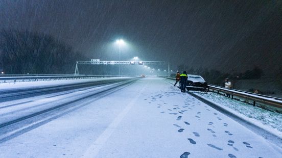 Ongeluk door sneeuwval op snelweg bij Maassluis. Ongeluk door sneeuwval op snelweg bij Maassluis.