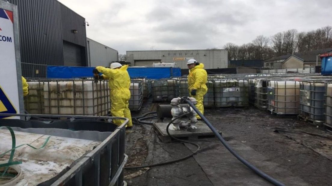 Het overpompen van het giftige brandblusschuim op het terrein aan de Voltastraat in Doetinchem afgelopen januari.