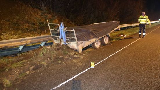 Busje rijdt door na botsing met aanhanger op A50