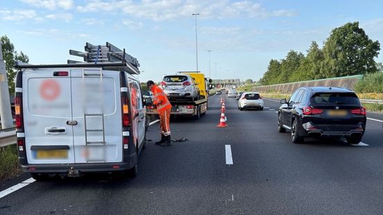 Meer dan uur vertraging door ongeluk op snelweg. Meer dan uur vertraging door ongeluk op snelweg.