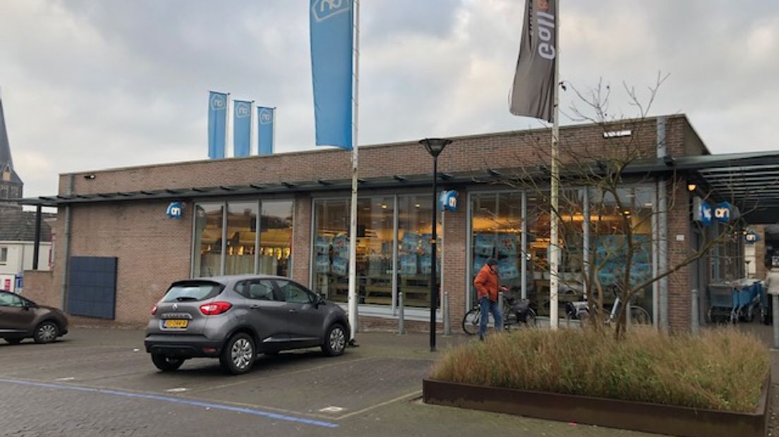 De Albert Heijn op de Hoven in Aalten mag uitbreiden met drie appartementen boven de supermarkt en een parkeerkelder eronder. Dat betekent dat de bibliotheek naar de Lage Blik verhuist. De gemeenteraad van Aalten had er dinsdagavond unaniem 334.000 euro voor over.