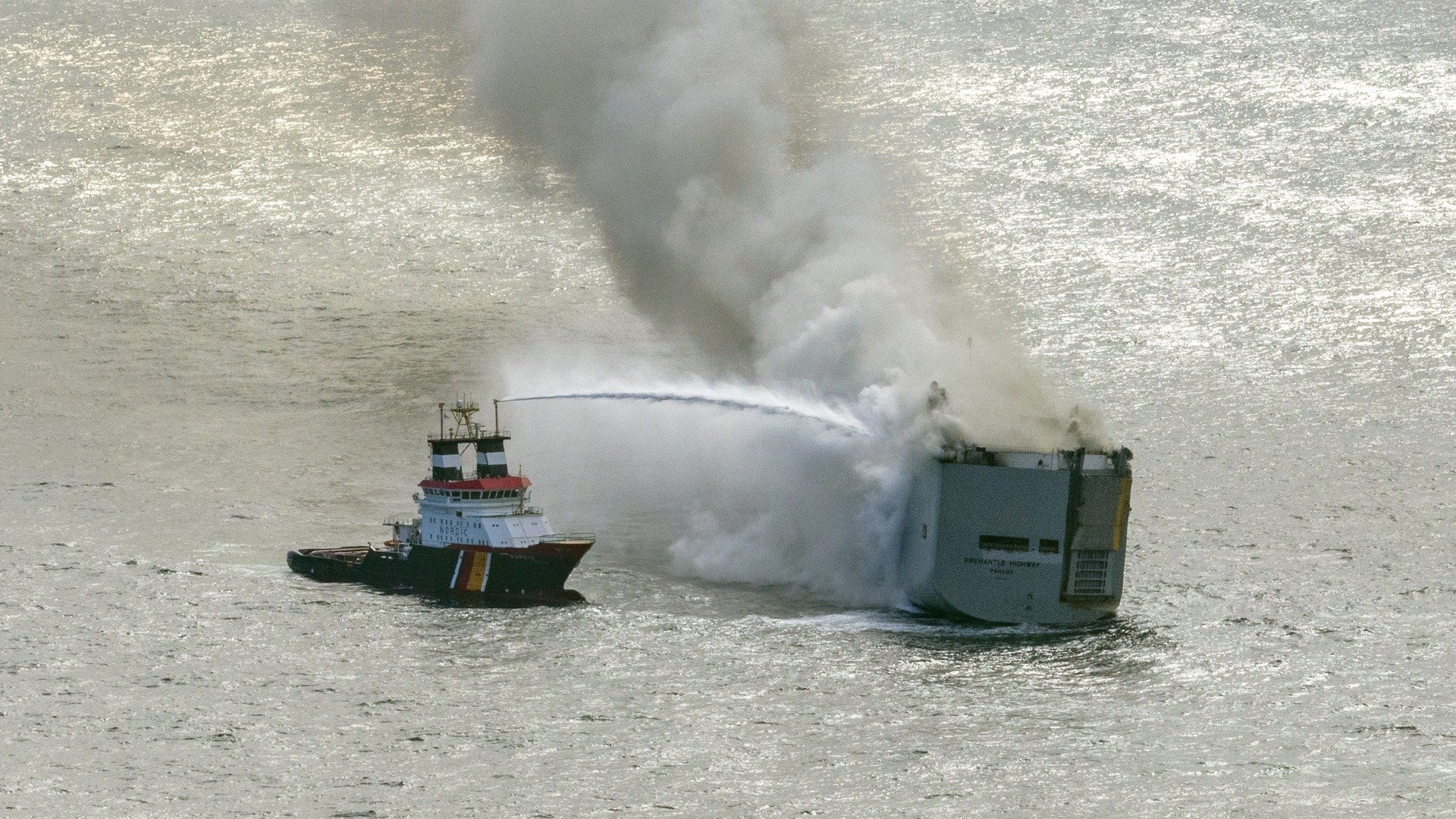 Het bestrijden van de brand op het vrachtschip Fremantle Highway