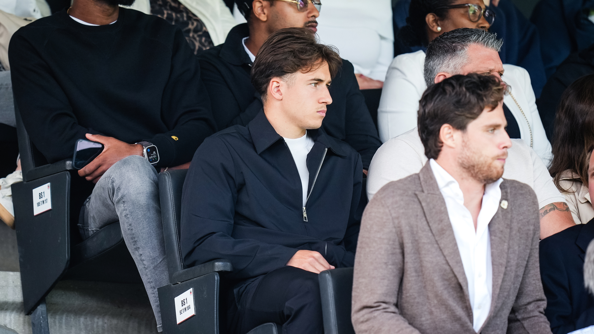 Lennard Hartjes kijkt vanaf de tribune toe tijdens Excelsior - Sparta