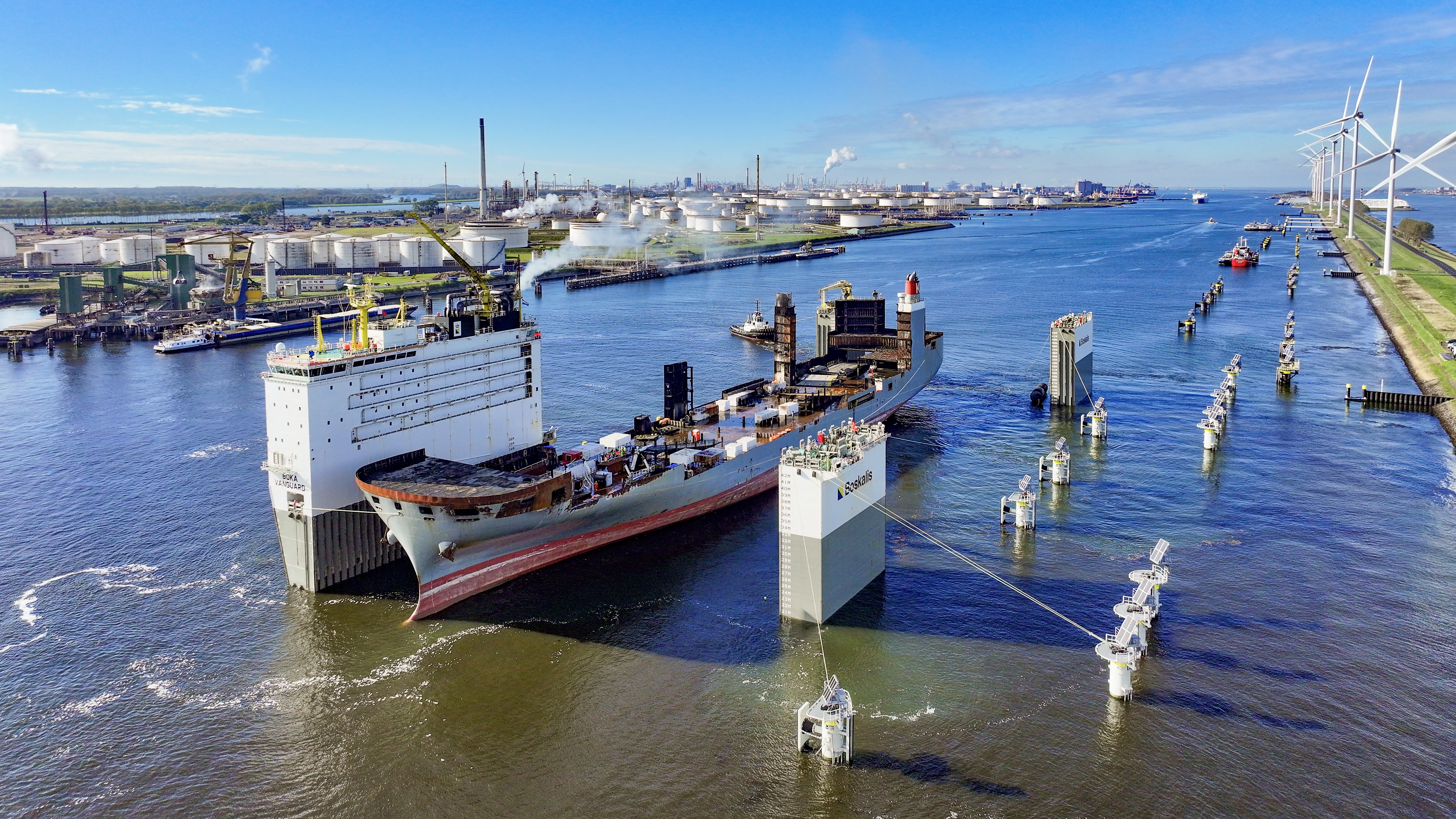 Monsterklus in Rotterdamse haven: Rampschip óp ander schip onderweg naar  China - Rijnmond