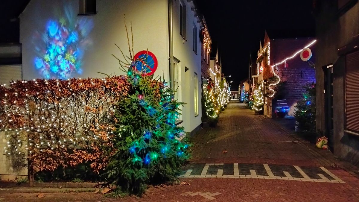 Geen kerstboom binnen maar buiten, in Philippine maken buren de straat
